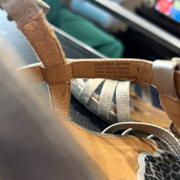 Nurture Gold Roses Sandals Size 7.5 - Picture 5 of 5